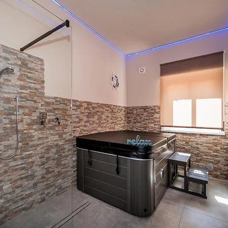 Golden House Apartment *